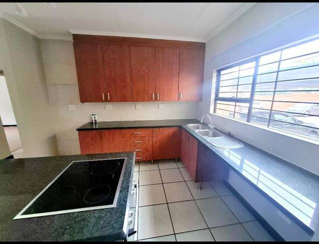 2 BEDROOM PROPERTY TO RENT IN SUNNINGHILL